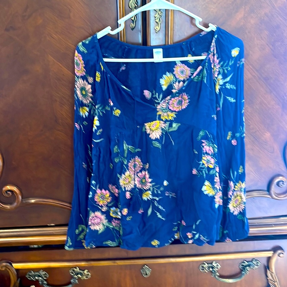 Blue floral top. Small